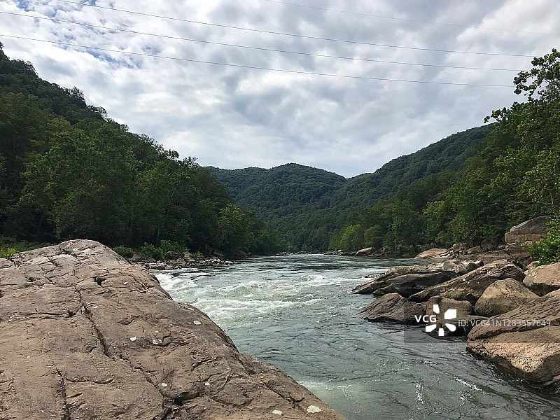 新河峡谷的白水激流图片素材