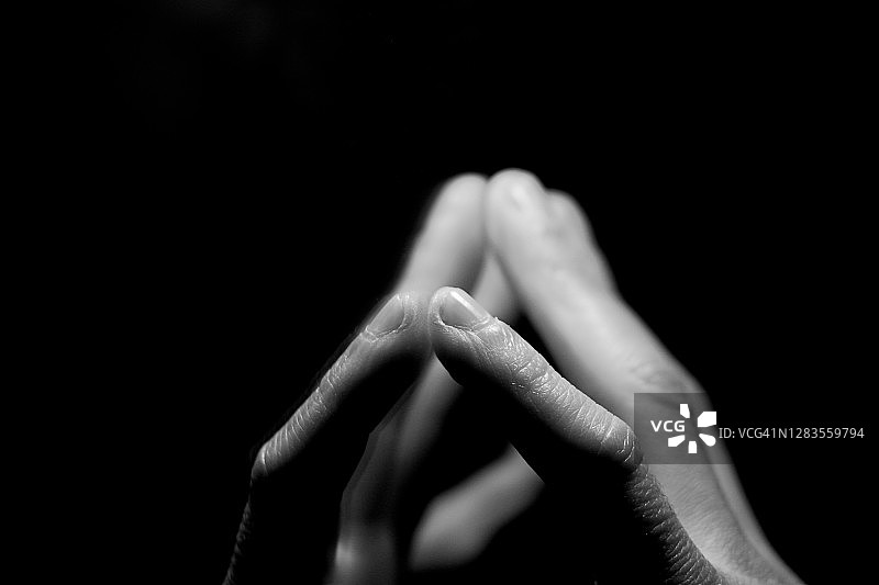 映在黑色背景镜子中的手图片素材