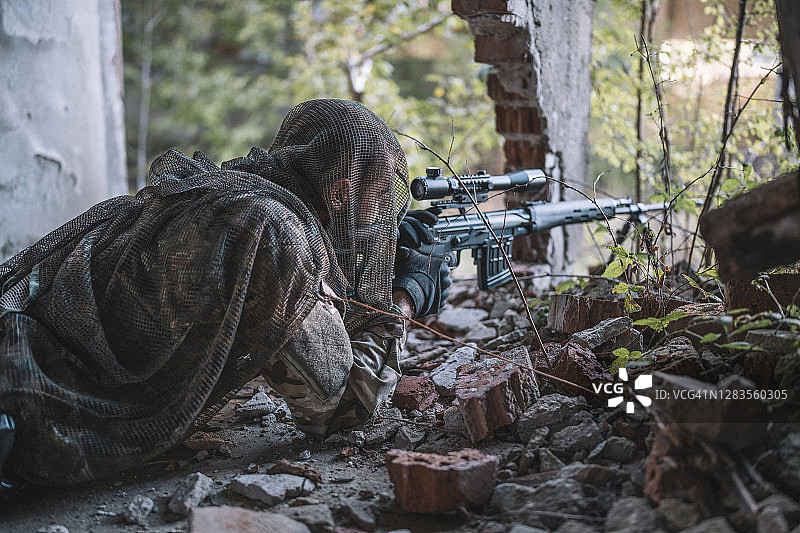 建筑物内隐藏的狙击手图片素材