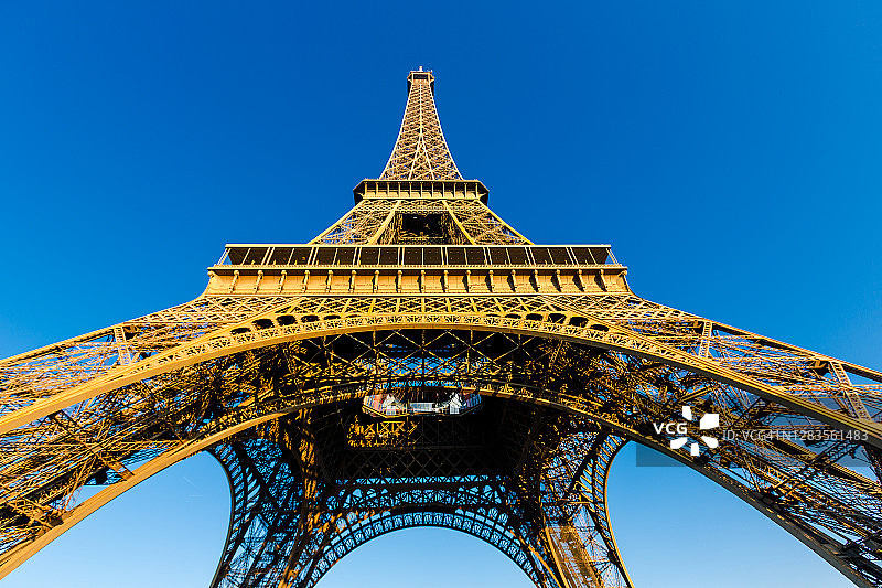 法国巴黎，仰望埃菲尔铁塔图片素材