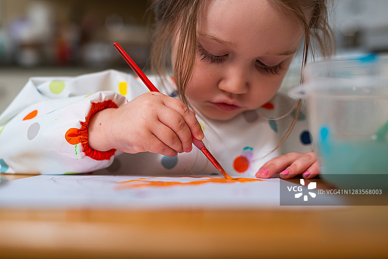 三岁女孩在厨房画画图片素材