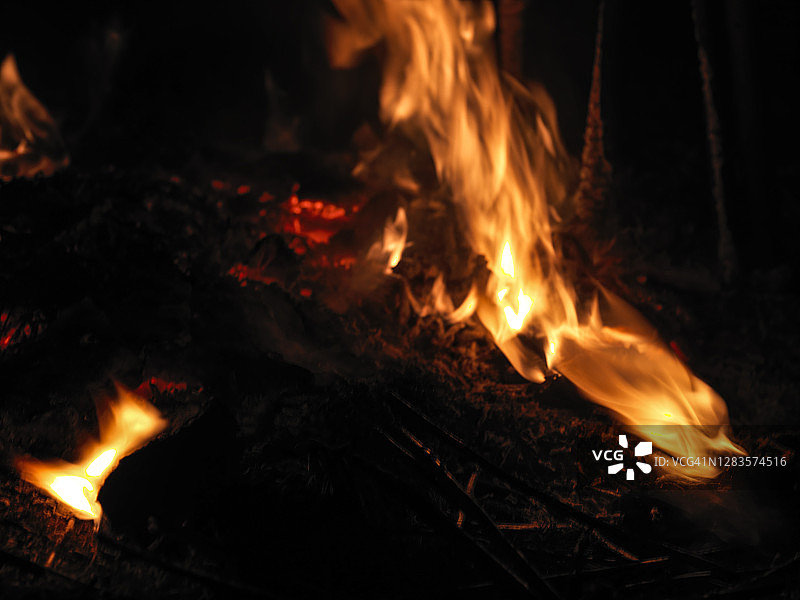 夜间燃烧的火焰特写图片素材