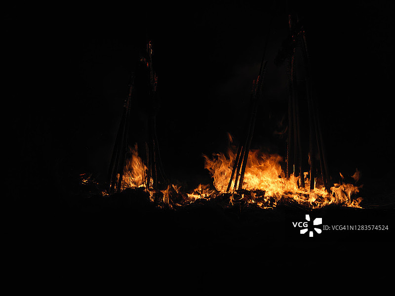 夜间森林火灾图片素材