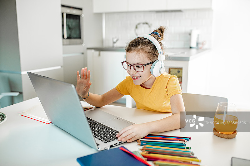 小女孩在家上网课图片素材