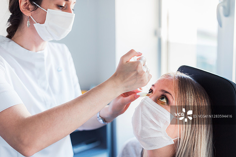 眼科医生检查病人眼睛图片素材