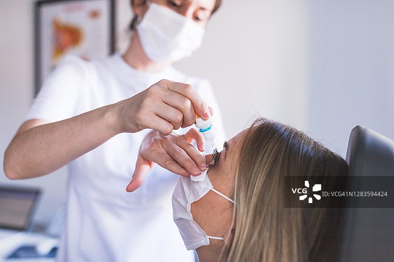 患者接受瞳孔放大治疗图片素材