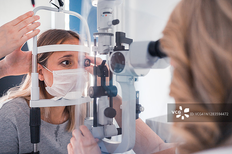 患者进行眼底检查图片素材