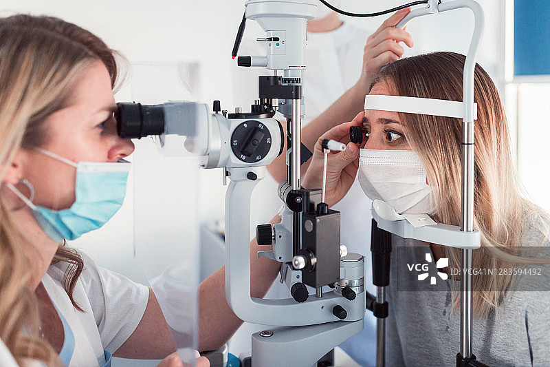 疫情期间眼科诊所医生检查病人图片素材