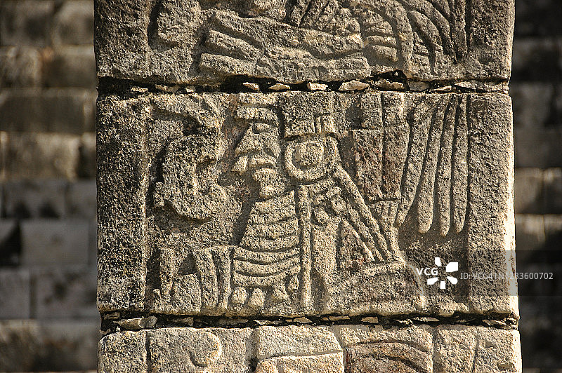 墨西哥奇琴伊察玛雅遗址柱子上的精美雕刻图片素材