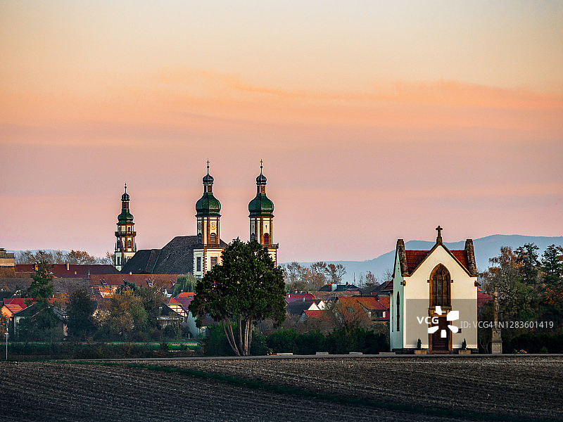 埃伯斯明斯特村古老修道院的粉色日落图片素材