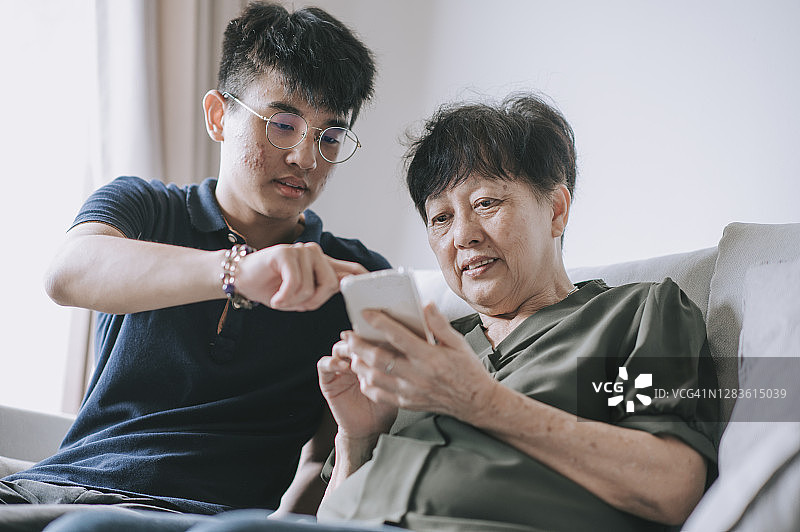 亚洲华人妇女看她的手机检查信息社交媒体上网冲浪图片素材