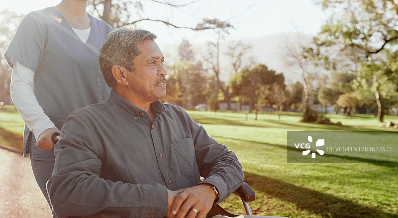 对老年人的坚定支持图片素材