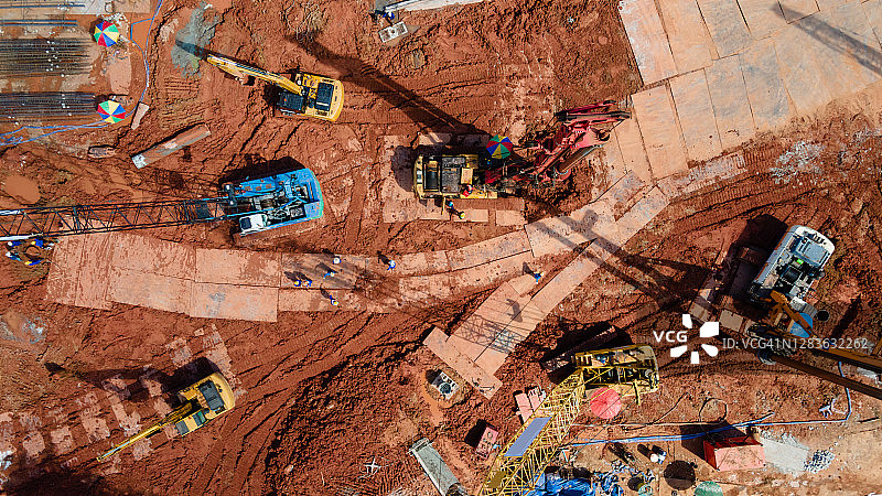 新建筑工地上的挖掘机重型机械和移动式塔式起重机鸟瞰图图片素材