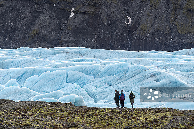 徒步旅行者在冰岛东南部地区参观冰川图片素材