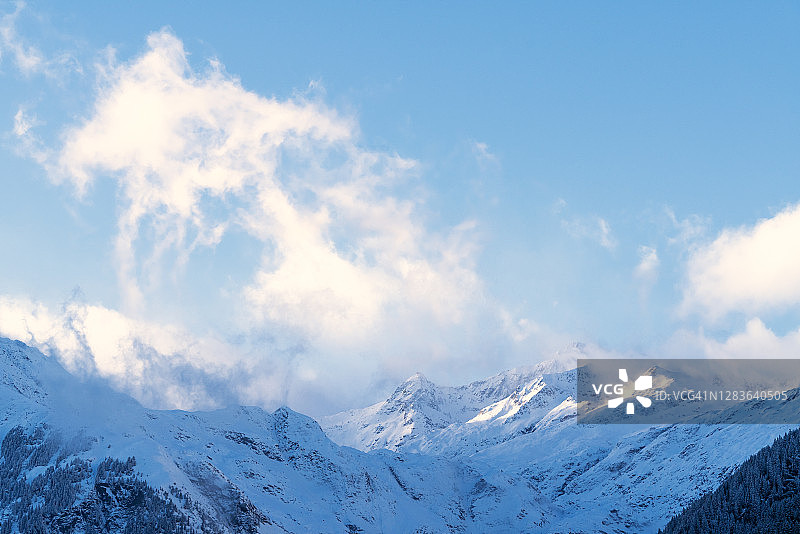 意大利特伦蒂诺-上阿迪杰伊萨尔科山谷云雾缭绕的雪峰图片素材