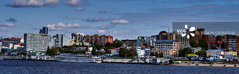 探索俄罗斯萨马拉市伏尔加河的河港图片素材