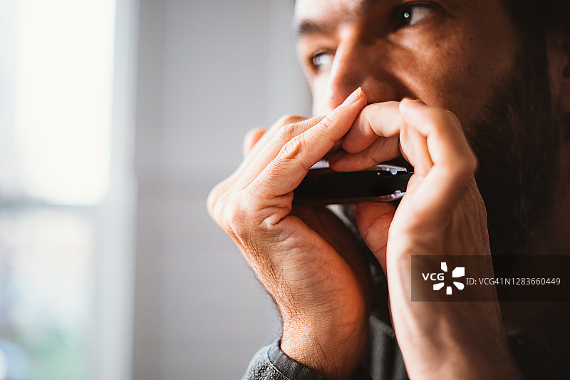 男人演奏口琴图片素材