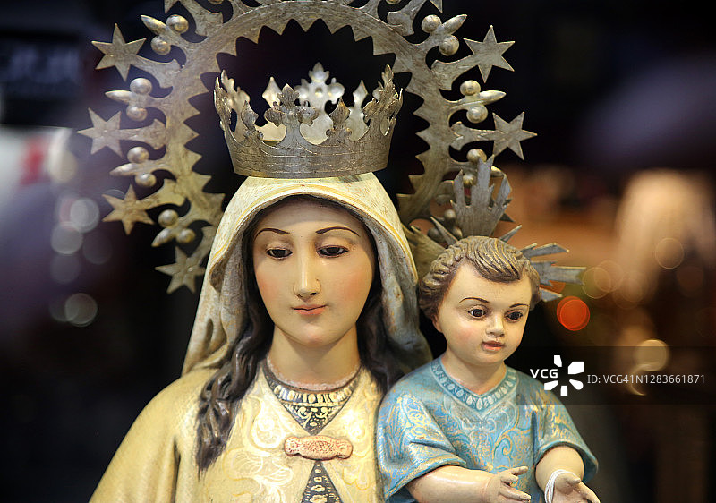 头戴金色皇冠的圣母玛利亚怀抱耶稣宝宝雕像图片素材