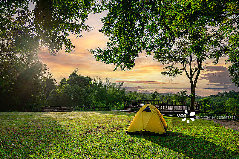泰国日出时的露营和帐篷图片素材