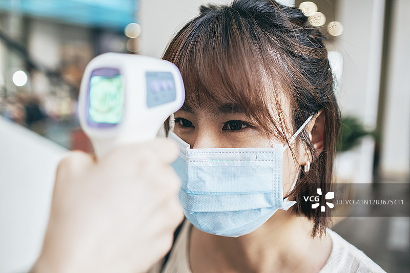 使用数字红外线温度计测量体温图片素材