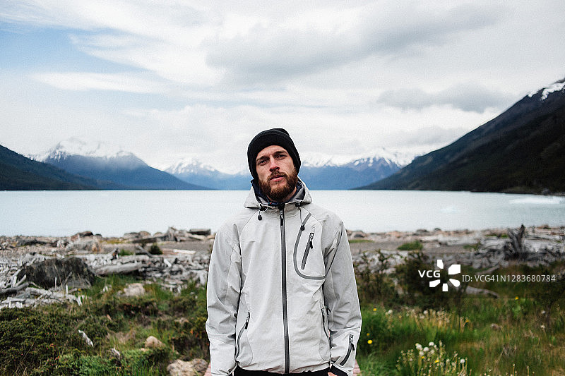 在巴塔哥尼亚安第斯山脉和阿根廷湖风景背景下的男子图片素材