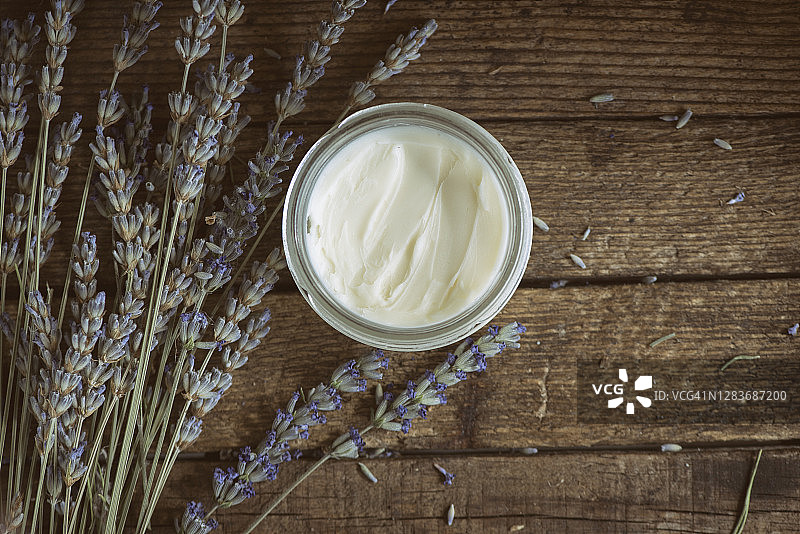 木桌上的有机薰衣草保湿霜图片素材