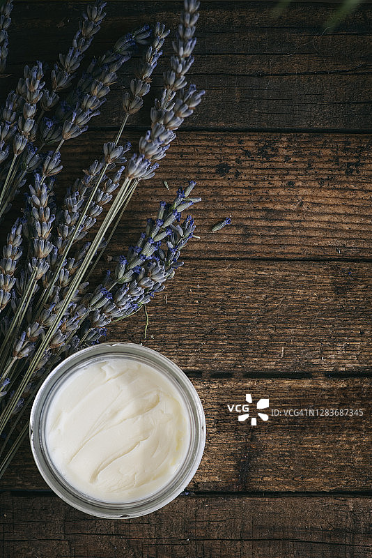 木桌上的有机薰衣草保湿霜图片素材