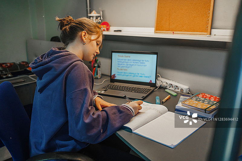 青少年女孩在家学习图片素材