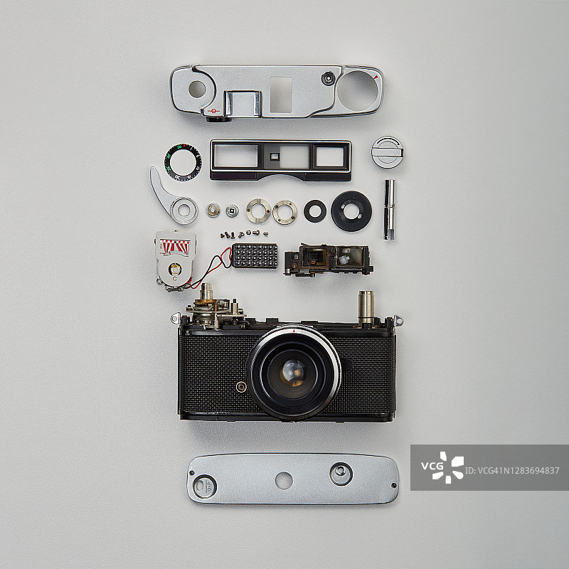 拆卸的旧式胶片相机零件扁平风图片素材