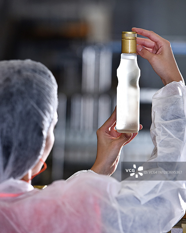 工厂工人检查新瓶子图片素材