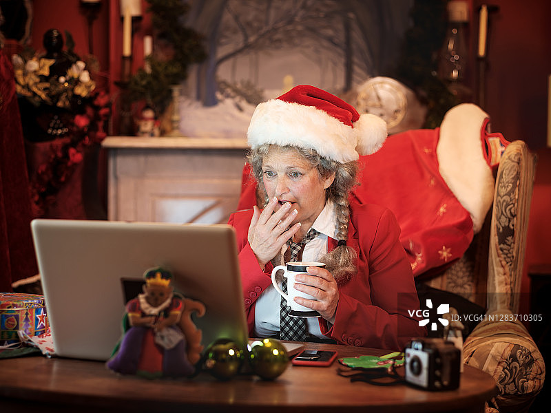 参加视频会议的圣诞奶奶图片素材