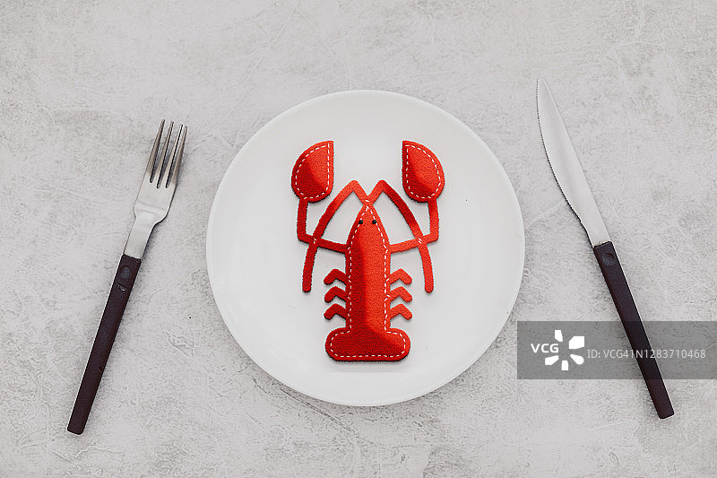 陶瓷盘上的毛毡龙虾海鲜，顶视图图片素材