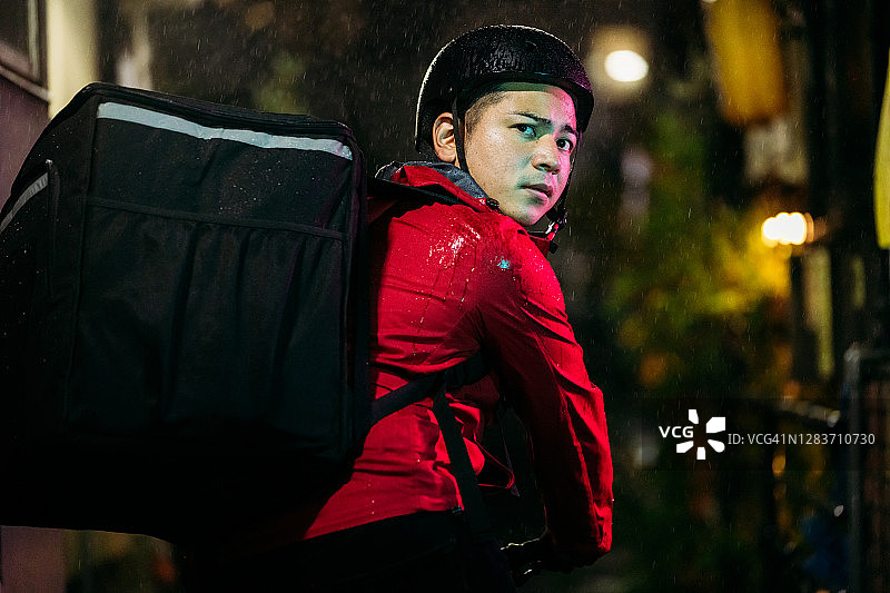 雨夜送餐员的肖像图片素材