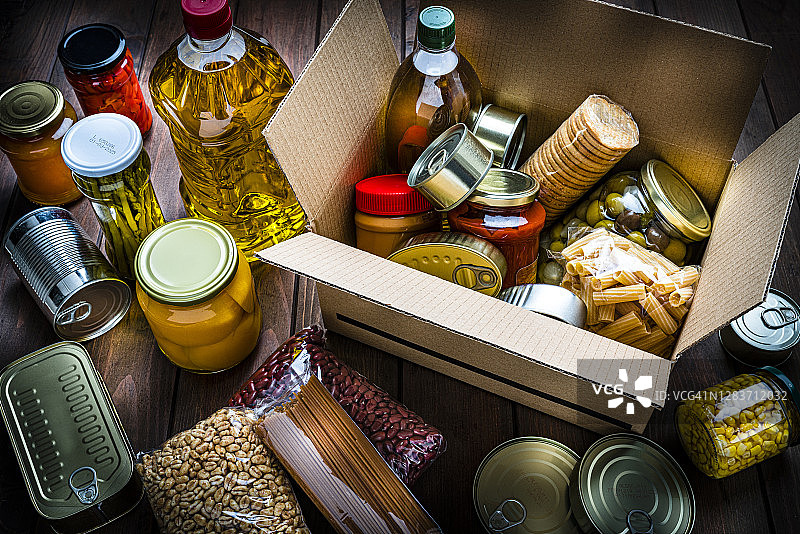 装满不易腐烂食物的纸板箱图片素材