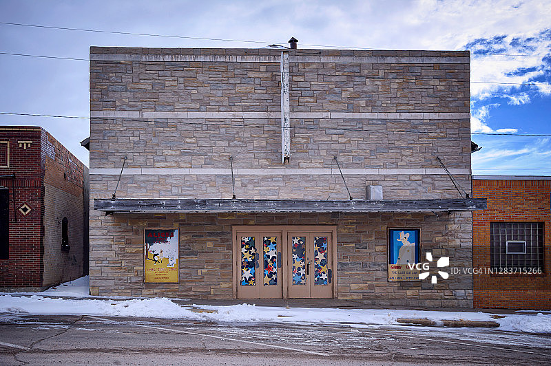 内布拉斯加州海斯普林斯的主要街道上废弃的电影院，位于美国20号公路旁图片素材