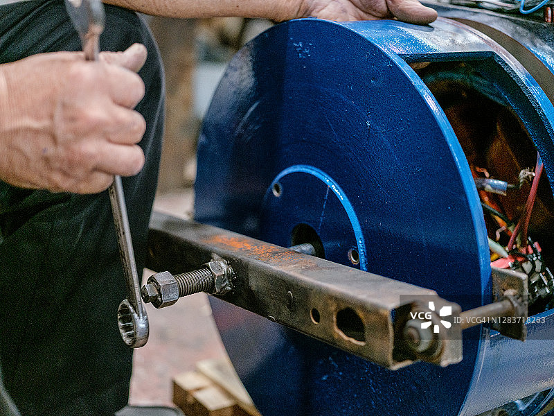 使用扳手修理机械零件图片素材