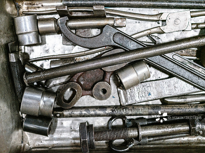 工具箱内的机械工具：扳手、锤子、螺母、螺栓、钳子图片素材