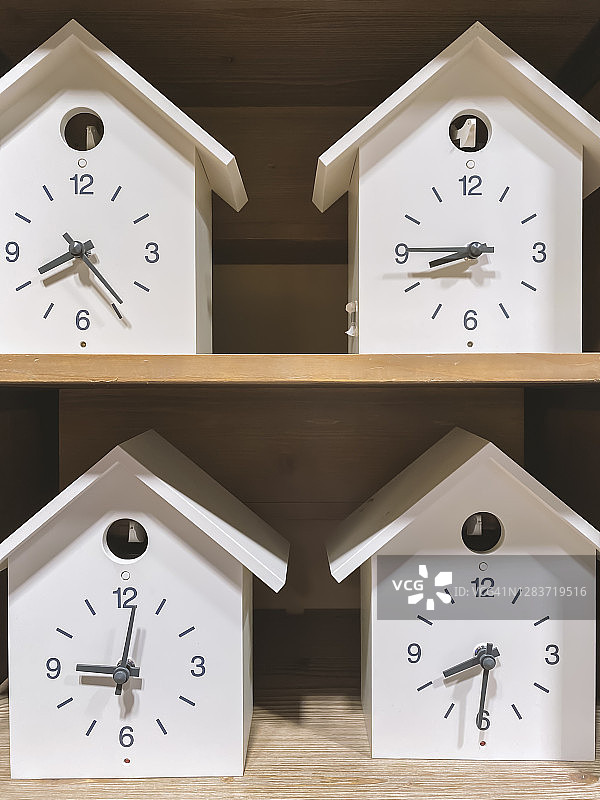 木架上的四个桌钟图片素材