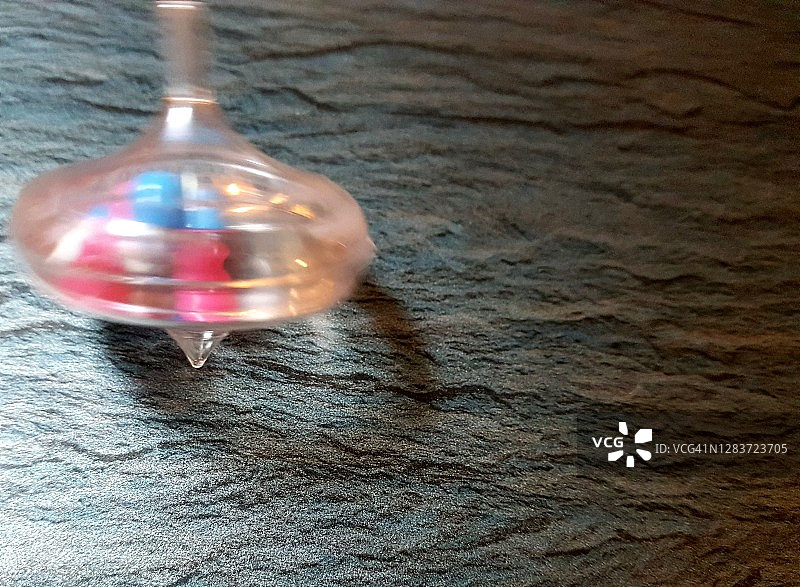 快速旋转的陀螺特写，选择性聚焦图片素材