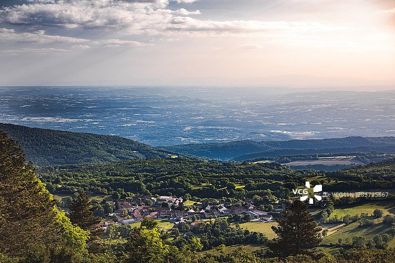 法国伊尼蒙村在比热阿尔卑斯山脉日落时分的全景图片素材