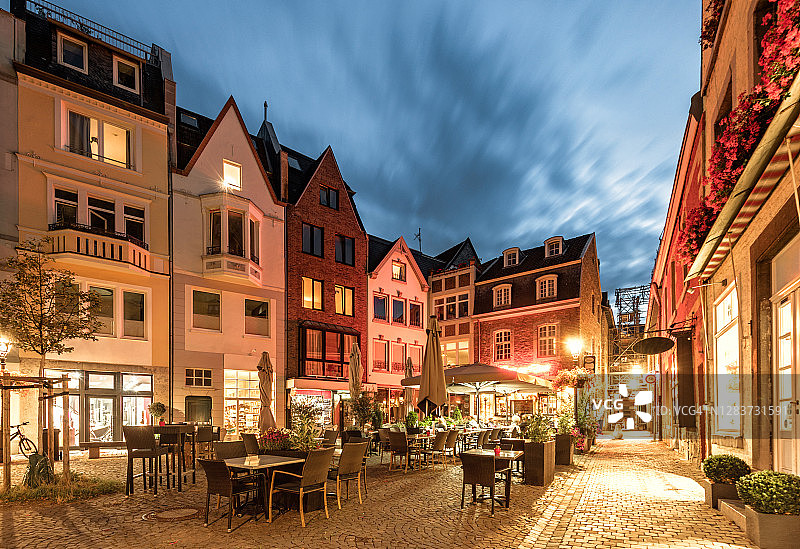 蓝色时刻亚琛历史中心的小型照明城镇广场图片素材