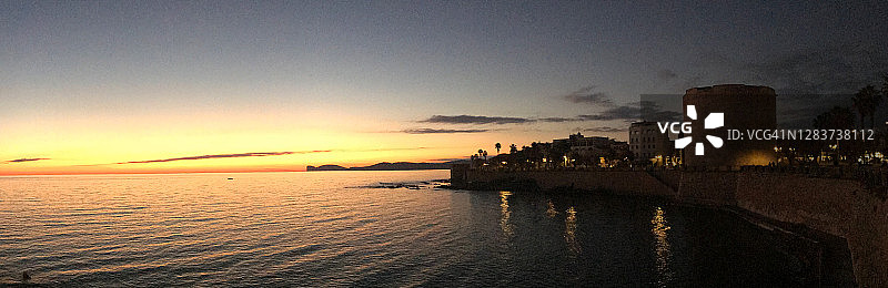 意大利撒丁岛阿尔盖罗堡垒的日落图片素材