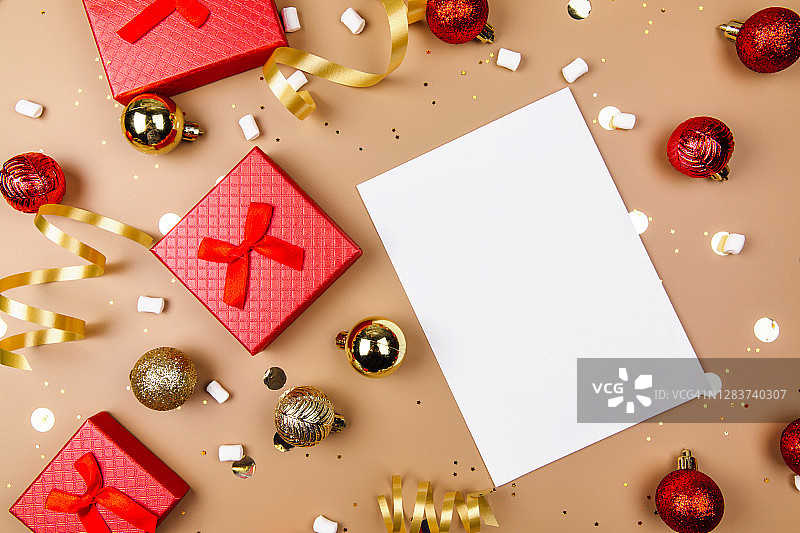 白色桌子上的节日装饰品和带有2020年目标笔记本，扁平风格圣诞节计划概念图片素材