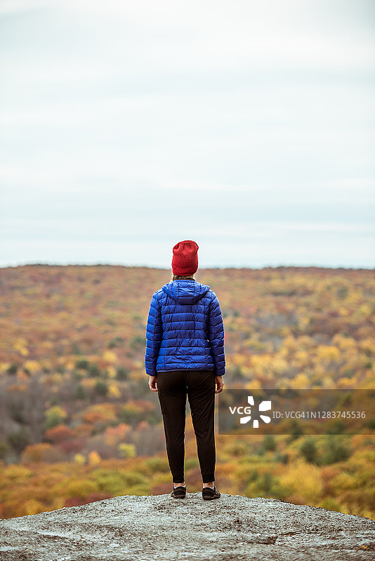 充满活力的秋季徒步图片素材