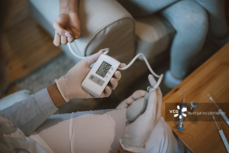 女医生为病人测量血压图片素材