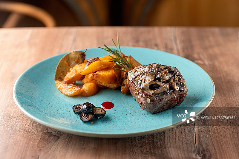 盘中的牛排配烤土豆图片素材
