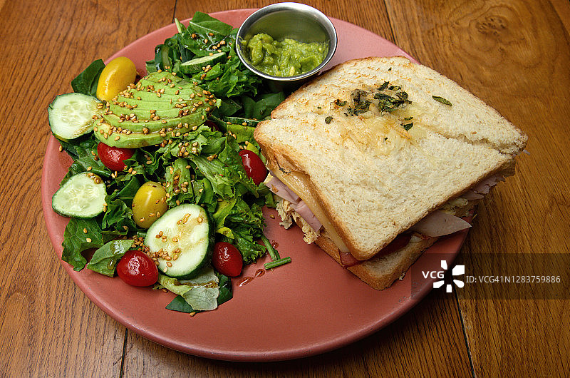 总汇三明治配沙拉和牛油果酱图片素材