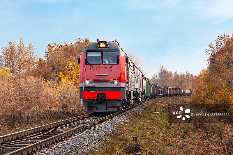 牵引重型货运列车的强大柴油机车图片素材