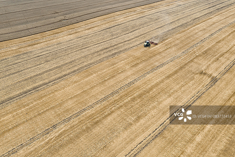 田野里的联合收割机图片素材