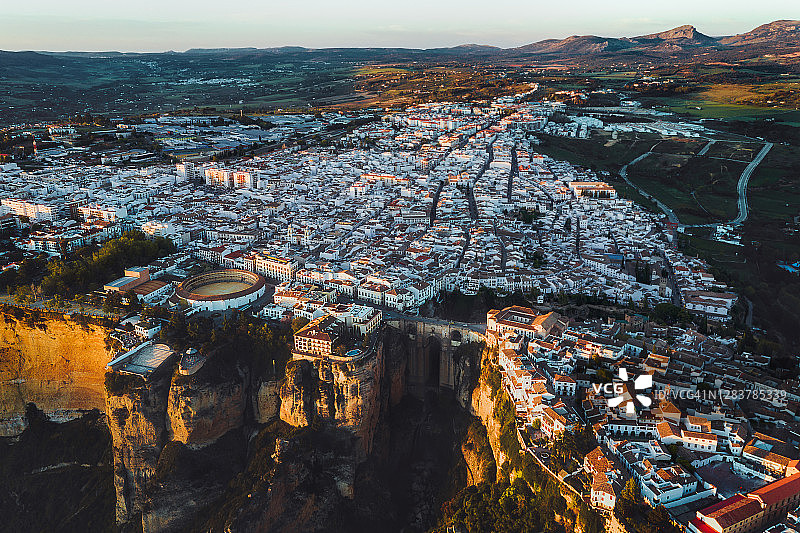 西班牙安达卢西亚龙达市黄昏鸟瞰图图片素材